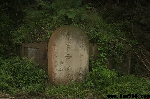 坟墓建在低位容易积水，对后世子孙影响不利