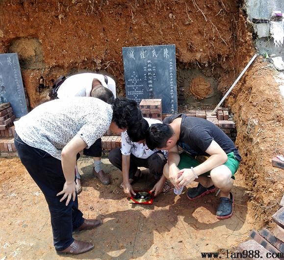 看阴宅风水案例现场祖墓迁从葬重建