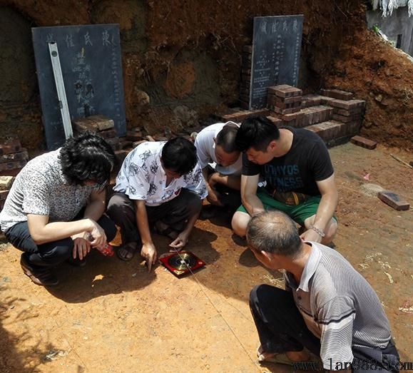 看阴宅风水案例现场祖墓迁从葬重建